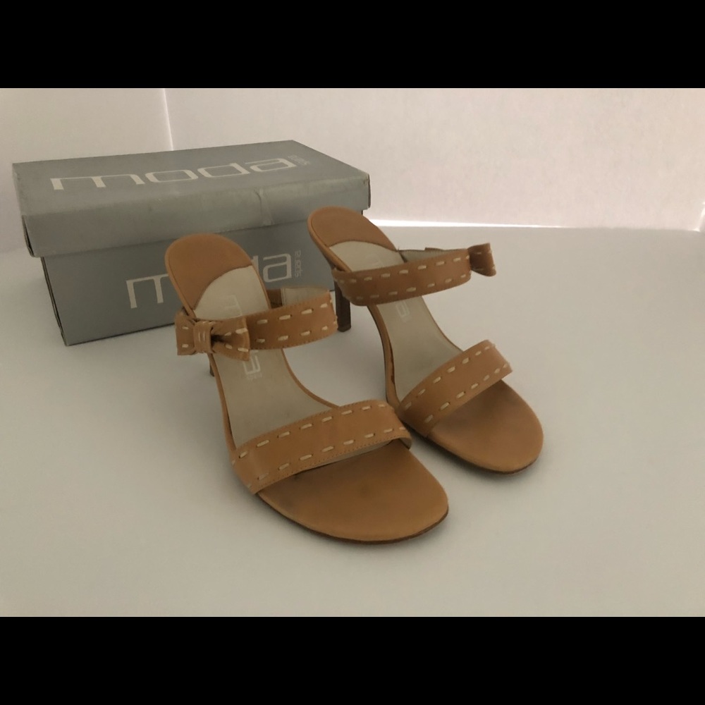 Tan and white slides.
